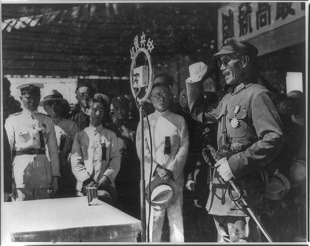 蔣介石在軍官訓練營
1935年，南京，蔣介石在軍官學校進行演講。