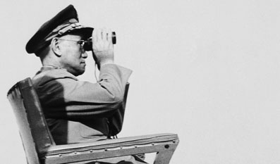 1967年1月16日，蔣介石眺望大陸。