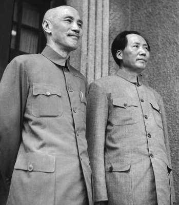 1945年重慶談判，蔣介石與毛澤東（取自網路） .jpg